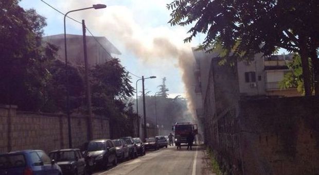 Napoli, scoppia incendio in un appartamento: paura a Fuorigrotta| Video