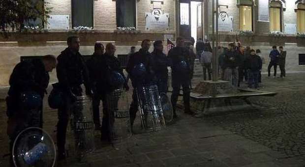 Piazza Mazzini blindata mentre al Pergoli si tiene il convegno di Fn