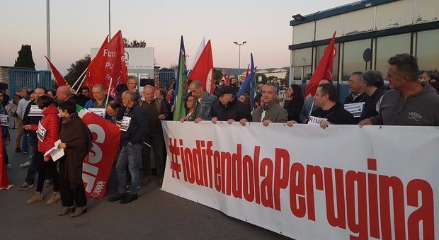 La manifestazione davanti ai cancelli della Perugina