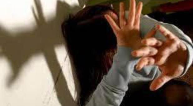 Turista danese minorenne violentata da branco sul Lago di Garda: la denuncia choc
