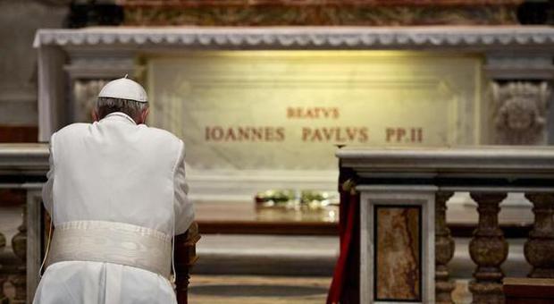 Papa Francesco prega sulla tomba di Giovanni Paolo II