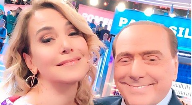 Barbara D'Urso e Silvio Berlusconi, show a Pomeriggio 5: «Mi fece la corte e lo rifiutai perché era...» E si interrompe