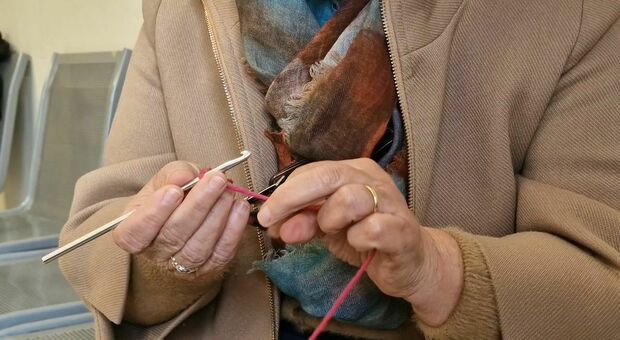 Tumori, in ospedale il lavoro a maglia: «Aiuta a ridurre stress e paura»