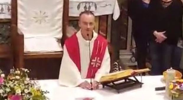 Il prete tifoso dopo la benedizione dall'altare: «Si va, si va in serie A. Forza Pescara»