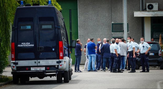 Santa Maria Capua Vetere, rivolta dei detenuti extracomunitari nel carcere: 8 agenti feriti