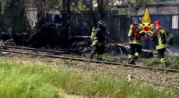 Incendio di sterpaglie e di una baracca a ridosso della linea ferroviaria