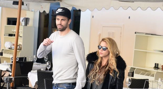 Shakira e Piqué in vacanza in Toscana, bagno di folla a Cortona