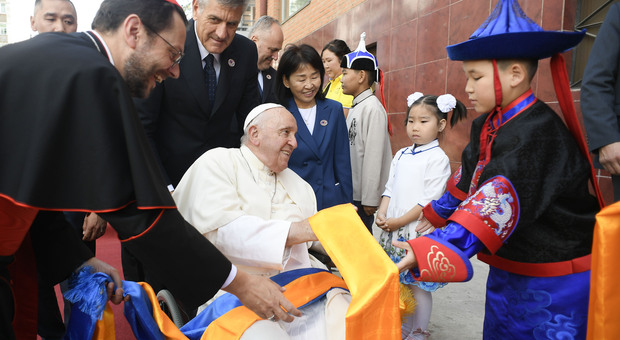 Papa Francesco scrive a Xi: auguro il bene alla Cina ma Pechino nega ai vescovi di viaggiare in Mongolia