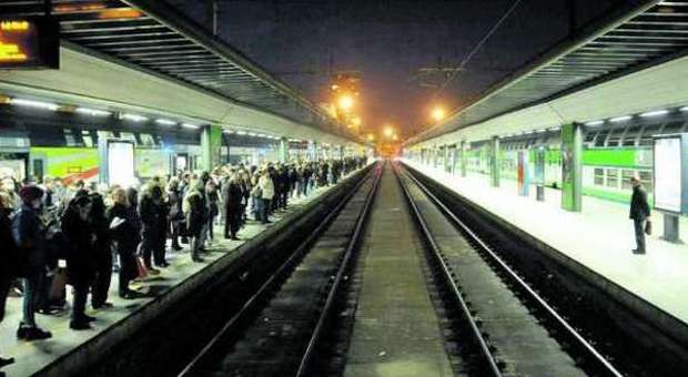 Lombardia, da domenica rincari per i treni: ira dei pendolari contro la decisione della Regione