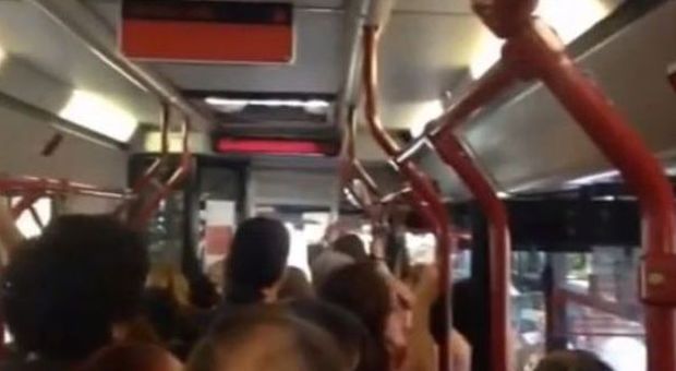 Roma, proteste per il bus in ritardo: autista spegne motori per 20 minuti