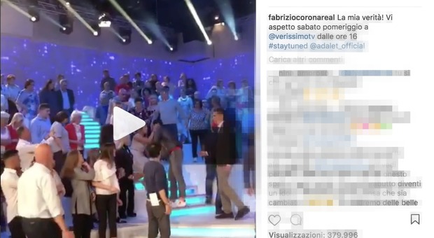 Fabrizio Corona a Verissimo, una donna si inchina e lui pubblica il video su Instagram: scoppia la polemica social