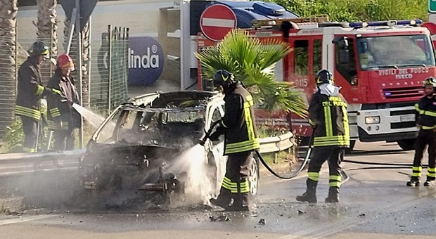 San Benedetto, l'auto prende fuoco sullo svincolo: mezzo distrutto, il conducente riesce a saltare fuori