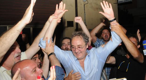 Pietro Mencarini festeggia con I suoi sostenitori