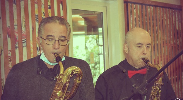 Due musicisti della "Smile Orchestra" di Monterotondo che sta spopolando su Facebook