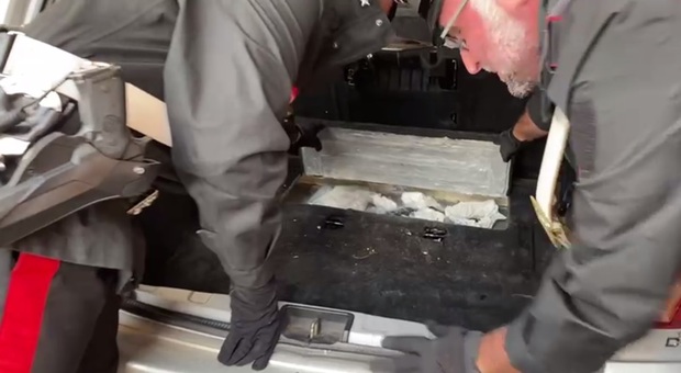 Pistola e cocaina in un vano nascosto nel bagagliaio dell'auto: arrestati due romani di 25 e 27 anni