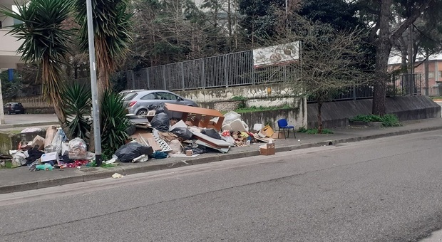 Le strade di Caserta piene di rifiuti