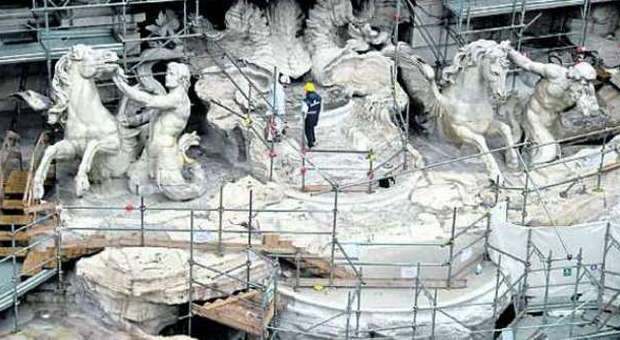 Fontana di Trevi, terminato il restauro della zona centrale: inizia la rimozione delle impalcature