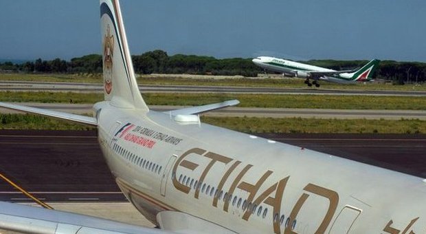 Alitalia: «Serve la firma di tutti o salta l'intesa con Etihad». Sindacati divisi, accordo a rischio