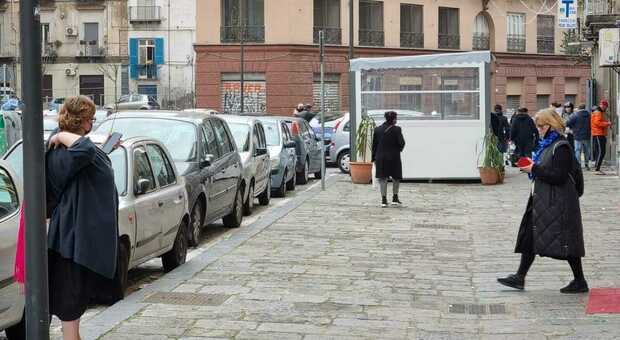 Centro storico di Napoli, la proposta di commercianti e residenti: «Ripristiniamo il vecchio percorso dei bus turistici»