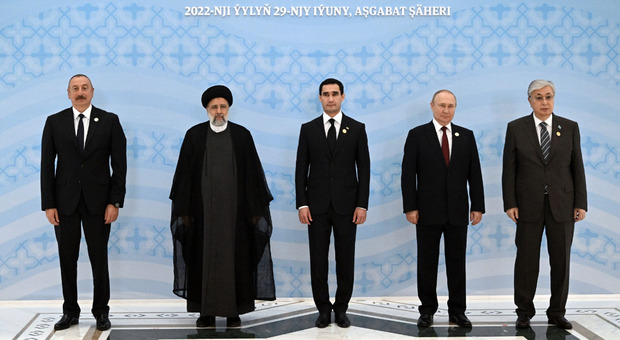 Caspian Summit 2022, l'intervento di Putin ispira i leader e... i meme
