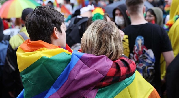 Mamme gay, la Procura: «Non cancelliamo più, decide la Corte costituzionale». L'ultima svolta per le famiglie
