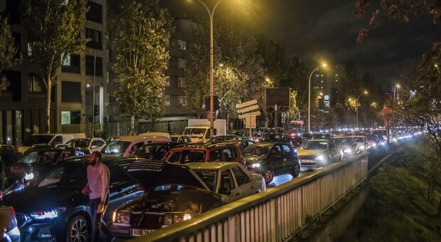Lockdown a Parigi, code di auto sino a 700 km per rientrare o partire Lockdown a Parigi, code di auto sino a 700 km per rientrare o partire