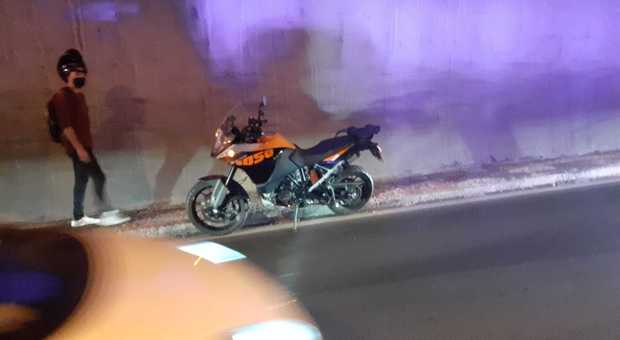 La moto si ferma in galleria, scende dal bolide e un'auto lo investe: uomo di 48 anni portato all'ospedale di Torrette