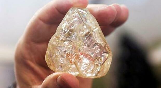 Nel passeggiare trova un diamante da 4,49 carati