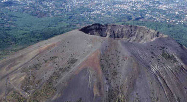 Vesuvio, l'allarme dei vulcanologi scatena le polemiche. Protezione Civile: «I piani di emergenza esistono»