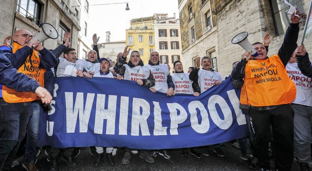 Whirlpool conferma l'addio a Napoli: fumata nera al tavolo del Mise. Invitalia cerca un acquirente