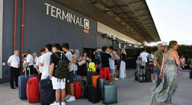 Quando la vacanza in aereo diventa un incubo: 180 passeggeri bloccati a Zante, ritardi da Roma a Milano