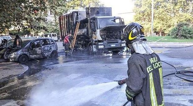 Ostia, camion Ama in fiamme, terrore in strada: distrutte anche tre auto in sosta
