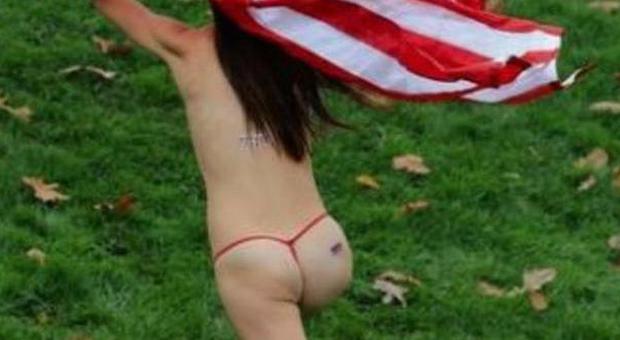 Nuda sul campo da golf con la bandiera americana