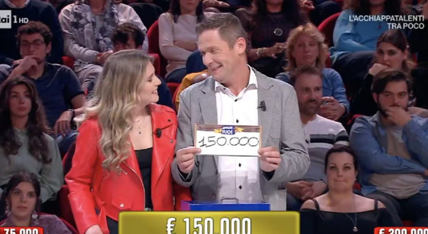 Affari Tuoi, la partita perfetta: Luca cambia il pacco, rifiuta 150mila euro e ne vince 300mila. Amadeus: «Bisogna essere pazzi»