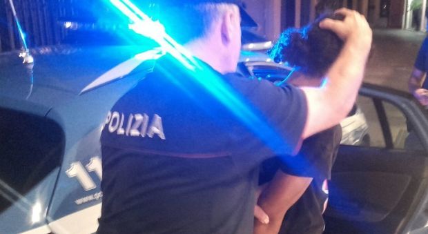 Roma, ubriaco aggredisce passanti e prende a calci le vetrine: bloccato dalla polizia