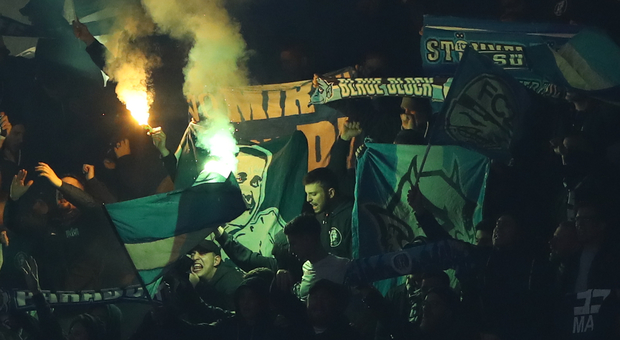 Scambiati per tifosi dello Zurigo, islandesi aggrediti vicino allo stadio San Paolo