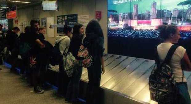 Fiumicino, odissea sul volo EasyJet da Londra: passeggeri bloccati in pista, poi due ore per ritirare i bagagli