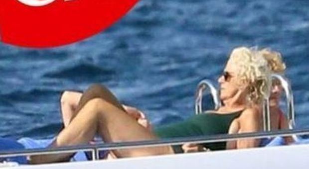 Royal Family, Camilla in vacanza da single: fuga sullo yatch in Sardegna senza Carlo