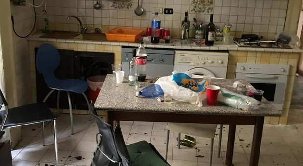 Napoli, festa segreta con 50 studenti Erasmus: casa devastata, rischio focolaio Covid