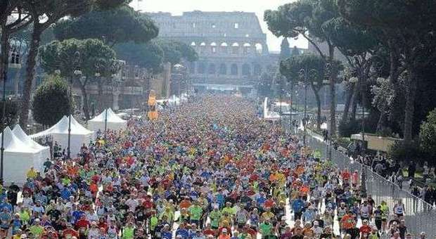 Via alla Maratona di Roma, la partenza sotto la pioggia
