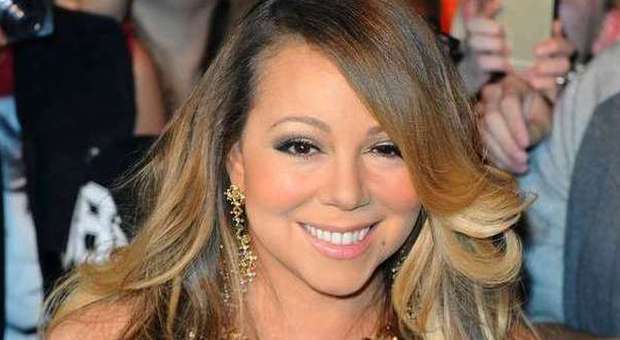 Mariah Carey e l'outfit sbagliato: pioggia di brillantini e nude look a Las Vegas