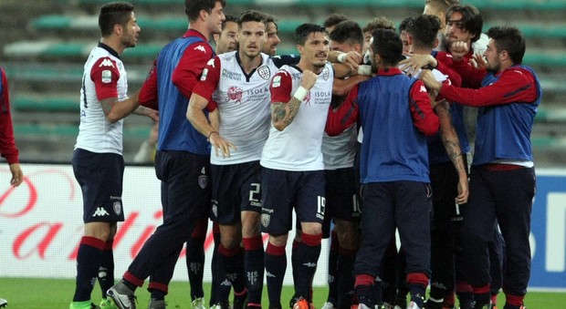 I giocatori del Cagliari festeggiano dopo il gol segnato al Bari in trasferta