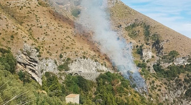 Brucia il costone di Tordigliano: chiusa la strada statale Amalfitana