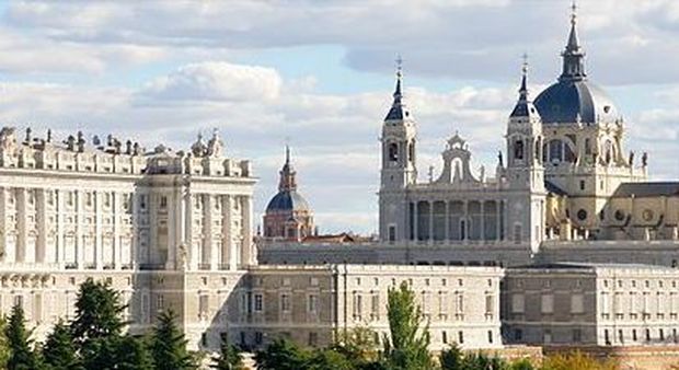 Miliardario cinese porta tremila dipendenti in vacanza a Madrid