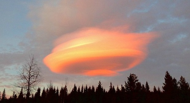 Ufo o nuvola, il fenomeno eccezionale ripreso sulle piste da sci -Guarda