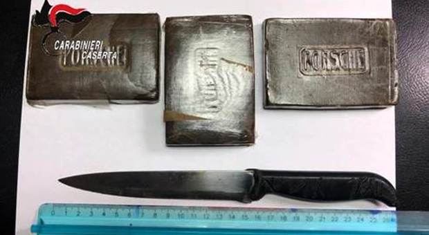 Tre panetti di hashish e un coltello: fermato pusher nel Casertano