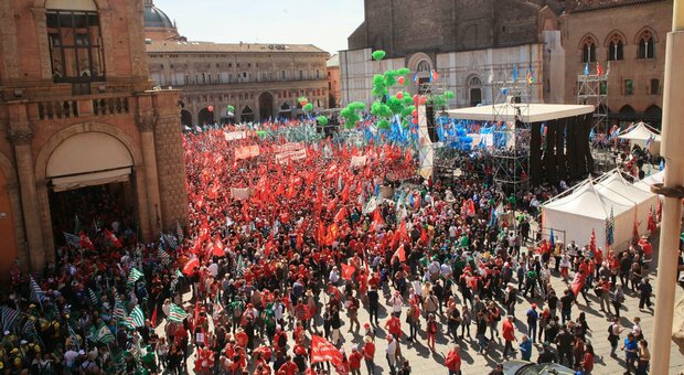 Bologna, 30.000 in piazza contro il decreto lavoro: alla manifestazione dei sindacati e delle opposizioni viene evocato lo sciopero generale