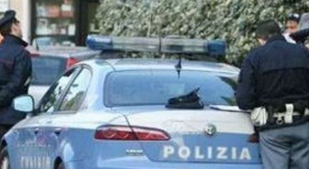 Roma, tenta di violentare una ragazza alla fermata del bus: arrestato da una poliziotta incinta