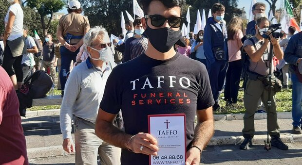 Negazionisti in piazza, spunta il volantinaggio delle onoranze funebri Taffo : «Abbiamo rischiato le botte»