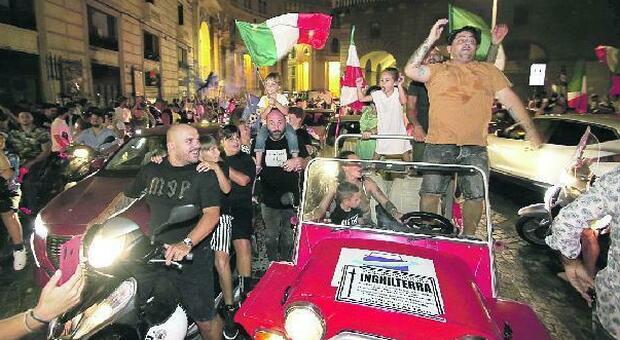 Italia campione d'Europa, notte di festa a Napoli: tuffi, cortei e caos fino all'alba